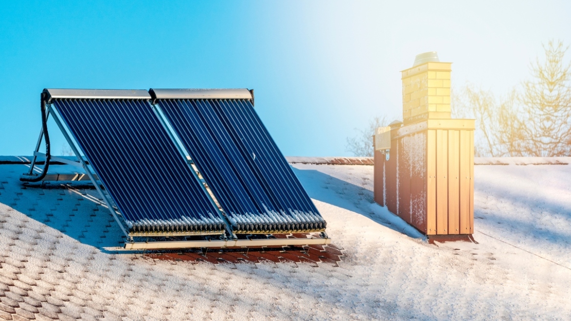 Ηλιακός θερμοσίφωνας: Τα οφέλη για τα νοικοκυριά και για την οικονομία από την εφαρμογή κινήτρων εξηγεί το ΙΟΒΕ