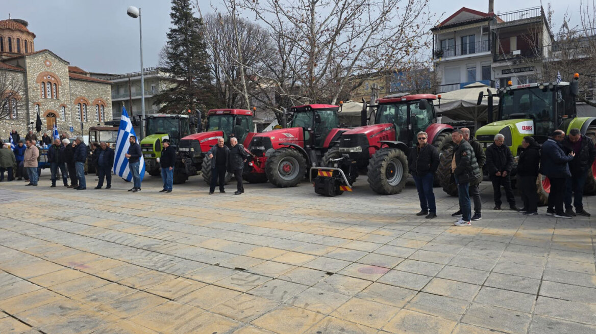 Κινητοποιήσεις αγροτών: Έκλεισαν συμβολικά την Εθνική Οδό Λάρισας - Κοζάνης