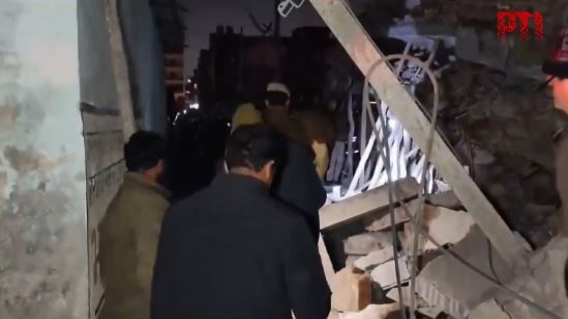  Κατάρρευση τετραώροφου κτιρίου στην Ινδία, φόβοι για αρκετούς εγκλωβισμένους