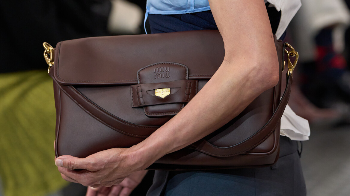 Οι ωραιότερες καφέ τσάντες για να προσθέσετε στη συλλογή σας