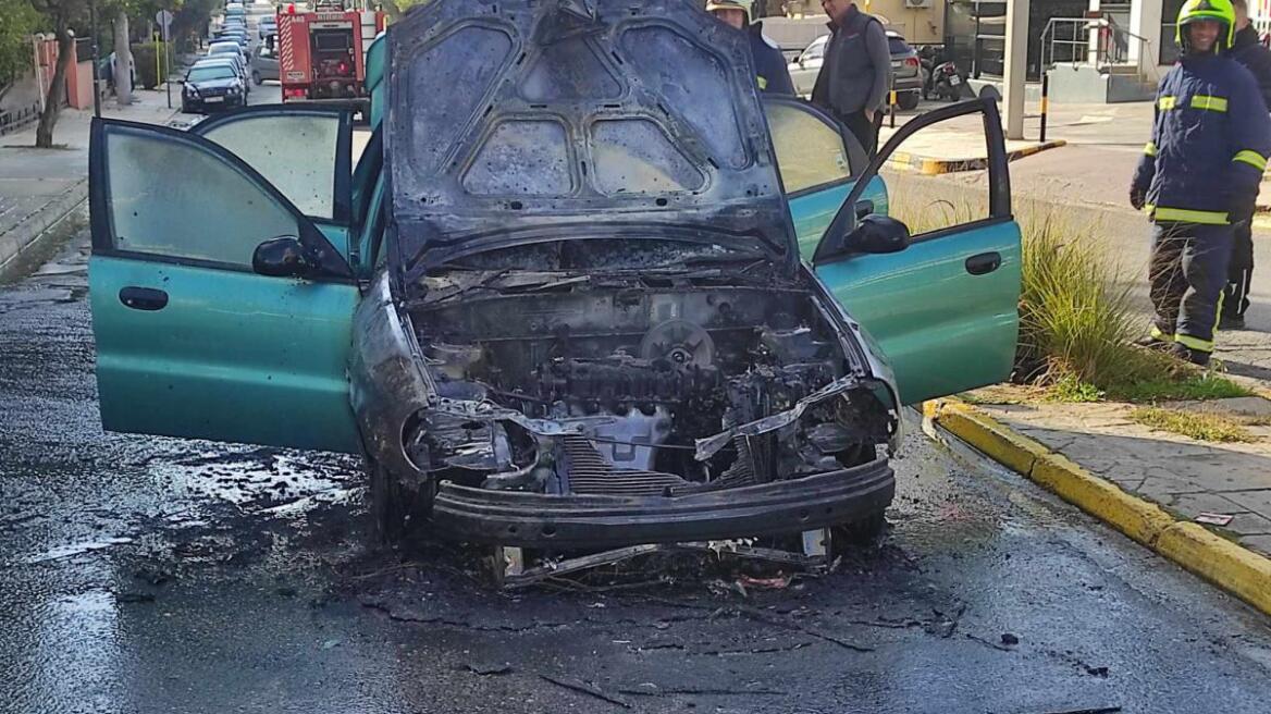 Άλιμος: Αυτοκίνητο τυλίχτηκε στις φλόγες εν κινήσει - Δείτε φωτογραφίες