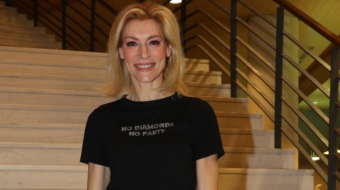 Ζέτα Δούκα: Η εντυπωσιακή εμφάνιση με μαύρο, διαστημικό σακάκι