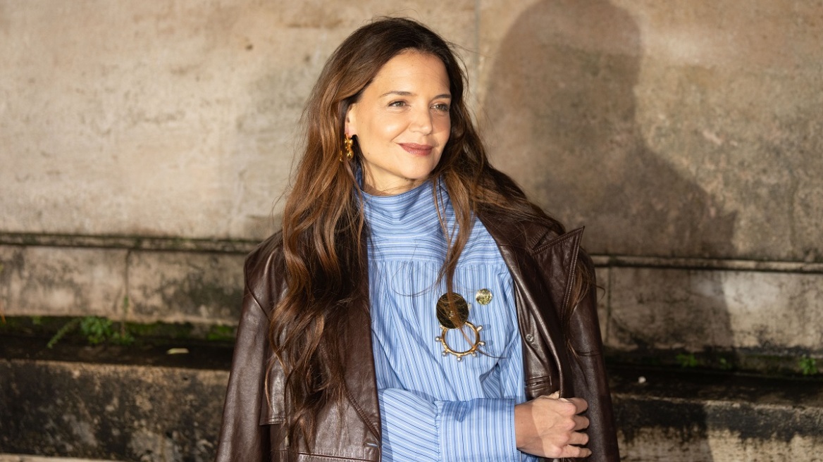 Κέιτι Χολμς: Ενσωμάτωσε το «αξεσουάρ της γιαγιάς» σε μια κουλ εμφάνιση