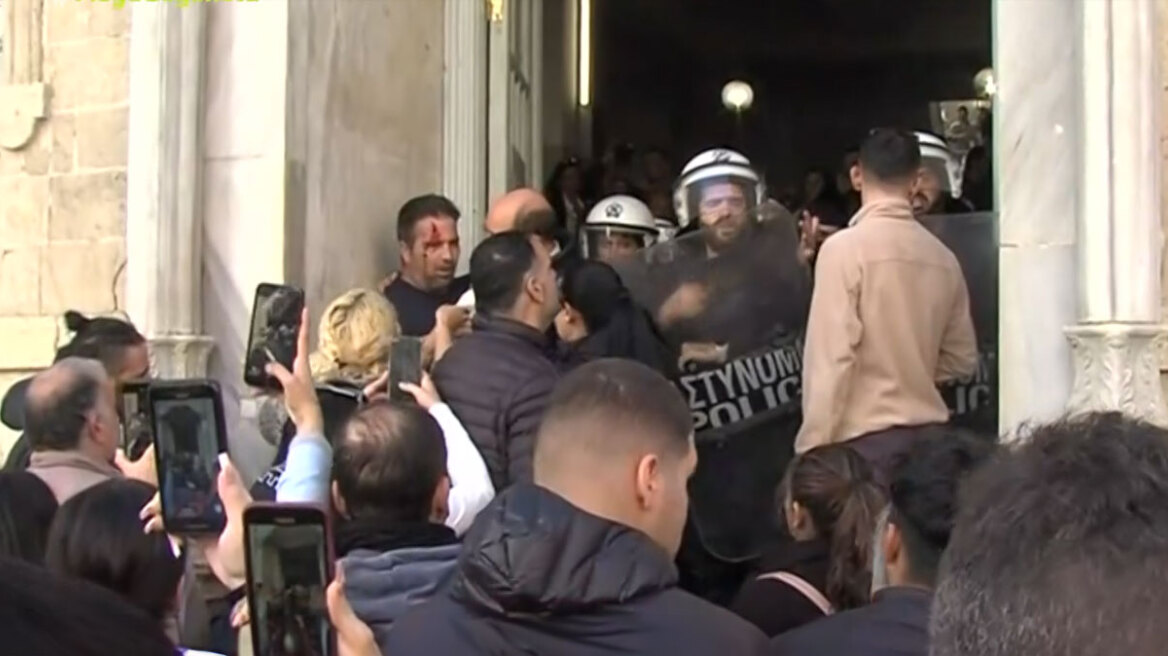 Επεισόδια στα δικαστήρια Ηρακλείου όπου απολογείται το ζευγάρι - Οργισμένο πλήθος προσπάθησε να μπει