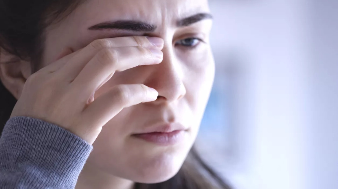 Το μάτι της τρεμόπαιζε και το απέδωσε στο άγχος – Ήταν όγκος στο κεφάλι που την άφησε με παραμορφωμένο πρόσωπο