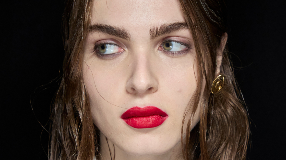 Θέλετε πιο πυκνά φρύδια; Δώστε προσοχή σε αυτό το λάθος