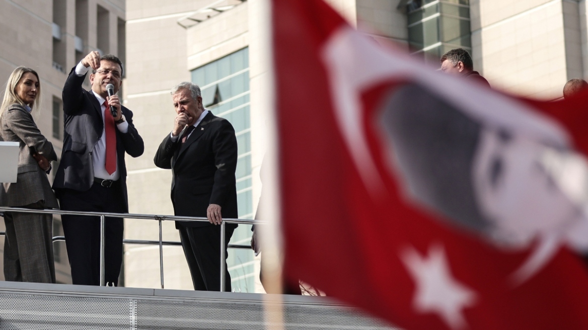 Εκρέμ Ιμάμογλου: Παρενόχληση από τη Δικαιοσύνη σε βάρος του καταγγέλλει ο δήμαρχος της Κωνσταντινούπολης