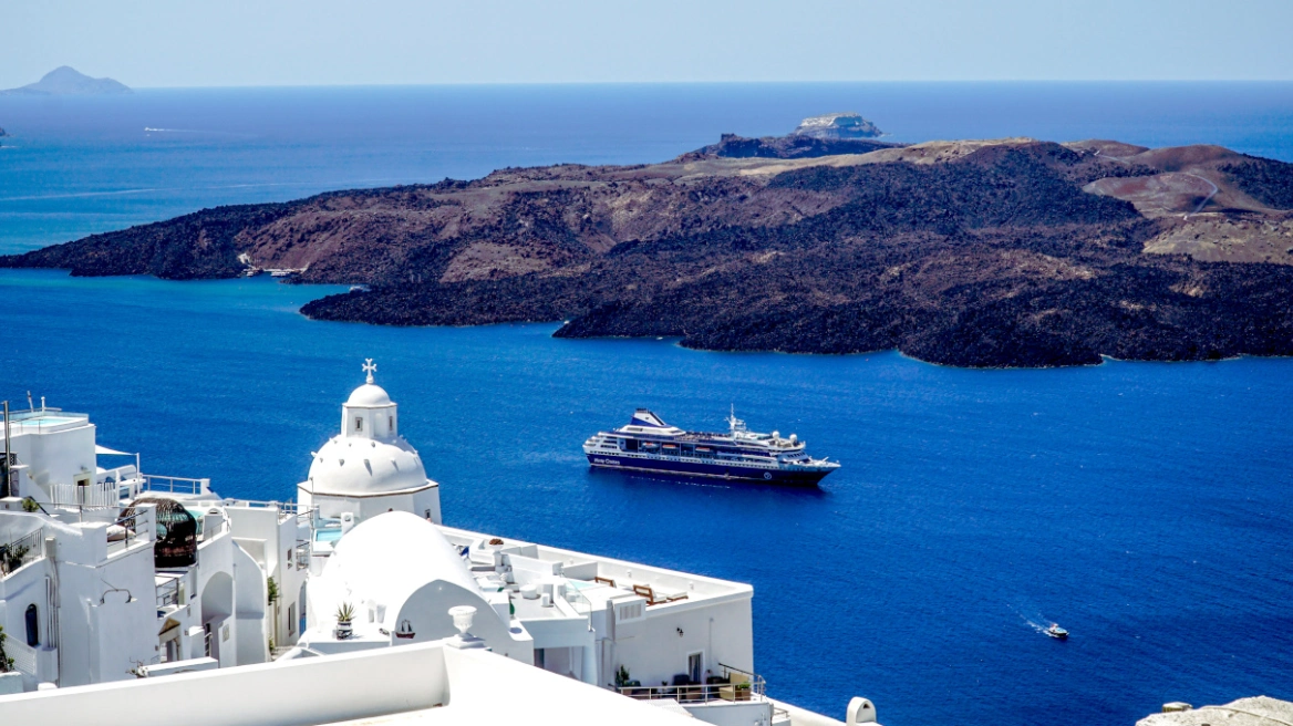 نشاط زلزالي مكثف في جزيرة سانتوريني وأمورجوس هل هناك خطر بركاني؟