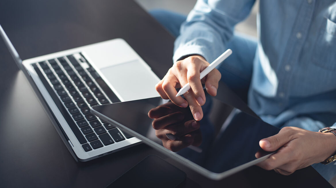 Laptops και tablets: Πότε θα πάρουν τα vouchers οι δικαιούχοι