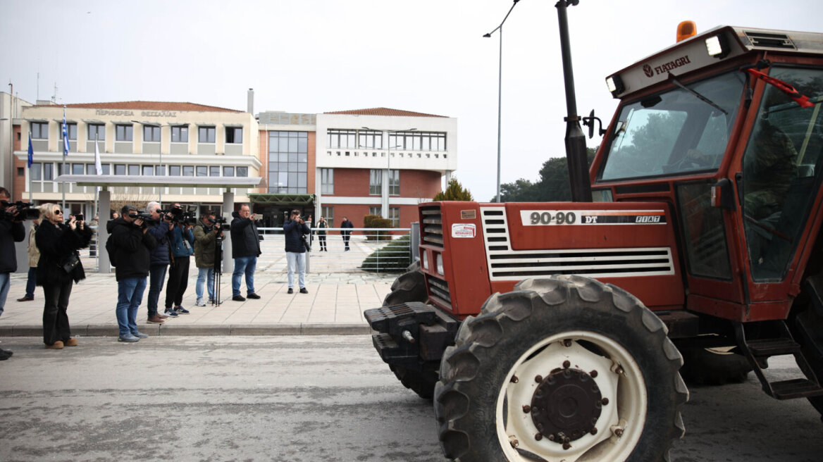 Λάρισα: Στην Περιφέρεια Θεσσαλίας έφτασαν με τα τρακτέρ τους οι αγρότες