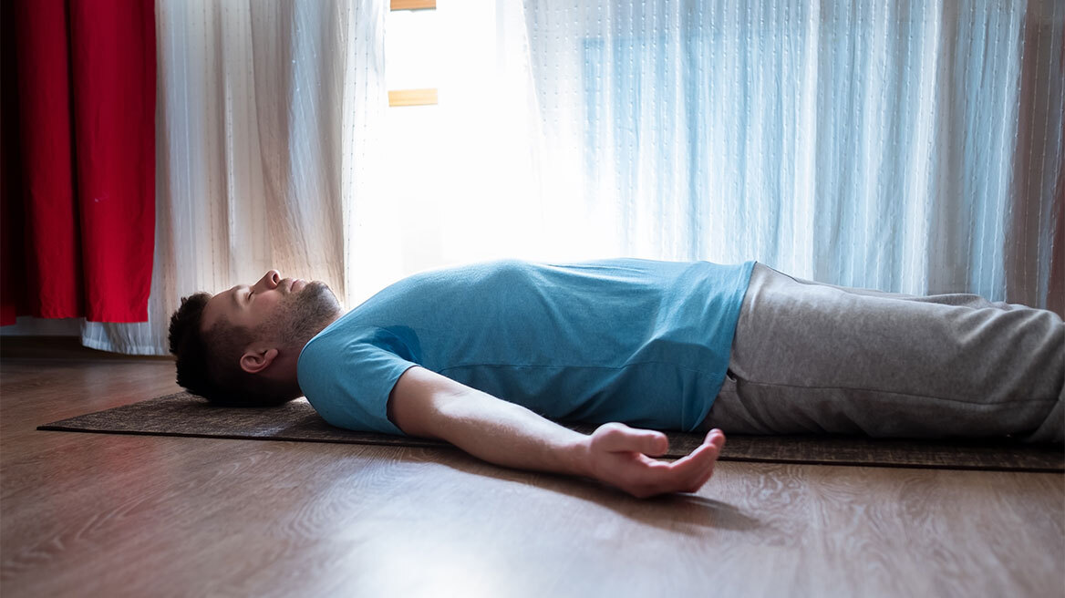 Floor Time: Γιατί οι χρήστες του TikTok ξαπλώνουν καθημερινά στο πάτωμα