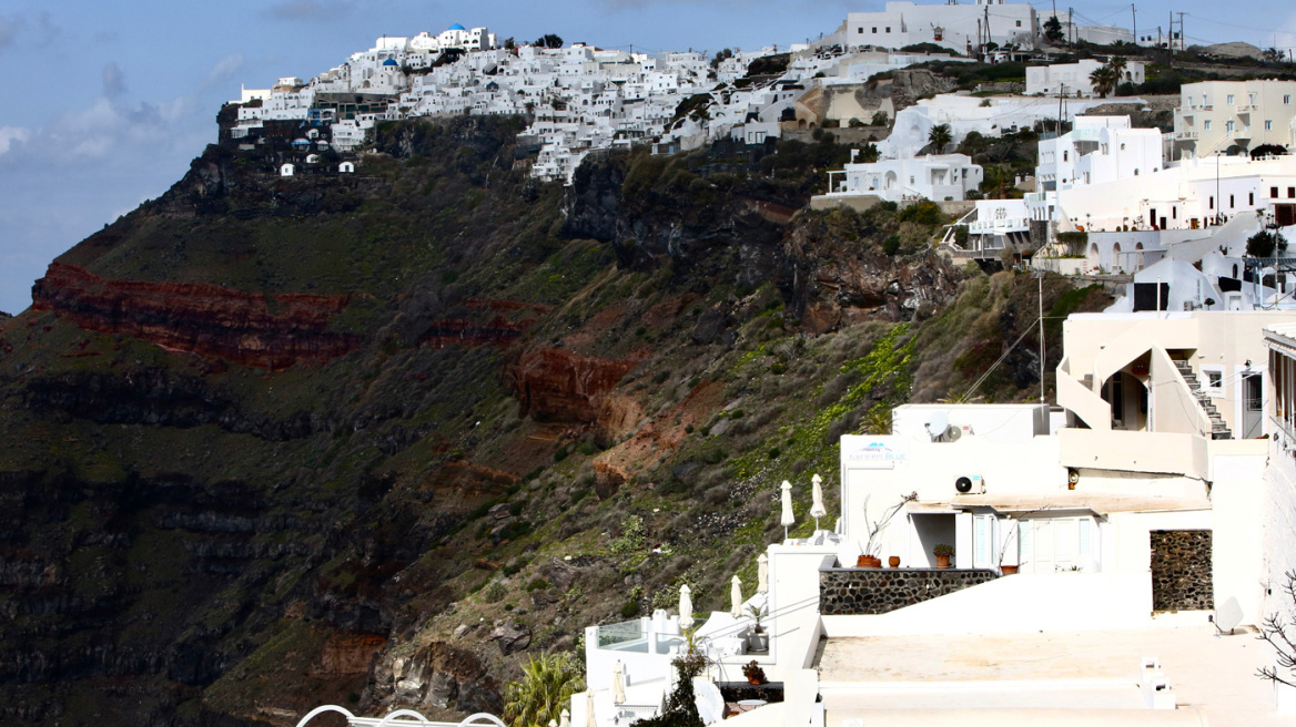 Οδηγίες από τον Δήμο στους τουρίστες στη Σαντορίνη: Αποφύγετε επικίνδυνα σημεία