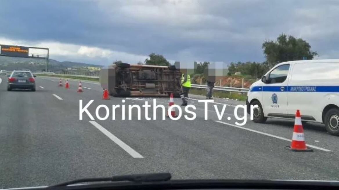 Τροχαίο στην Αθηνών - Κορίνθου: Ανετράπη βανάκι στο ύψος των Μεγάρων, δείτε φωτογραφίες