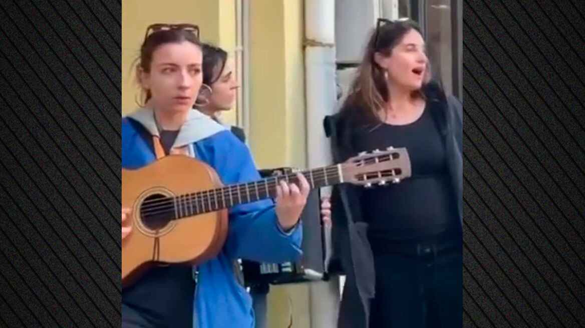 Παυλίνα Βουλγαράκη: Τραγούδησε Ρίτα Σακελλαρίου μαζί με μουσικούς του δρόμου στο Παγκράτι