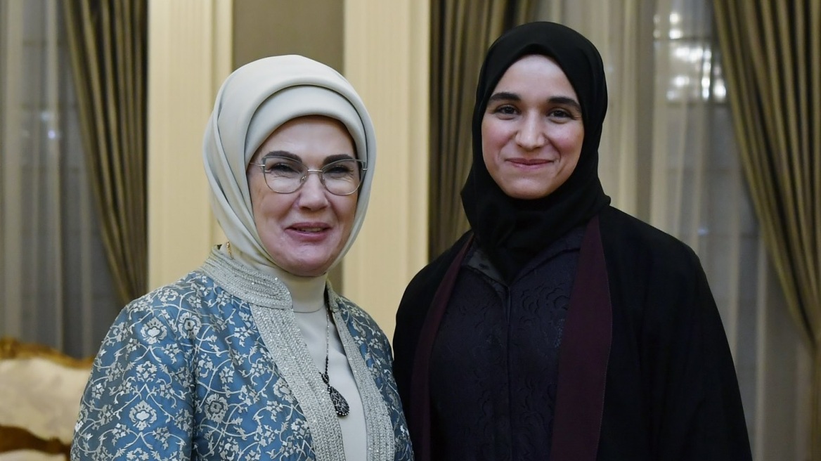 Αυτή είναι η νέα πρώτη κυρία της Συρίας - Στο πλευρό της συζύγου του Ερντογάν η πρώτη εμφάνισή της