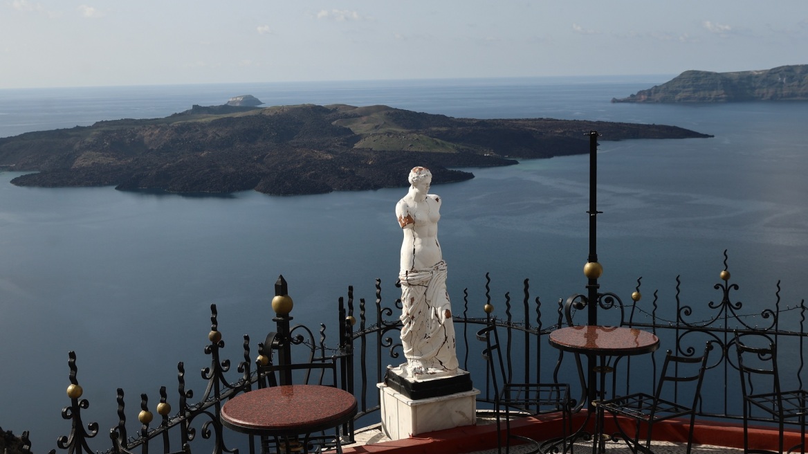 Σαντορίνη: Ένα φωτογραφικό οδοιπορικό στο νησί που εκκενώνεται μαζικά