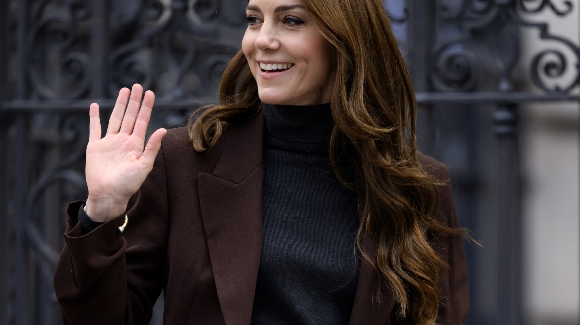 Η Kέιτ Μίντλετον εμφανίστηκε σε μια σχολική εκδρομή με καφέ σακάκι και pinstripe παντελόνι