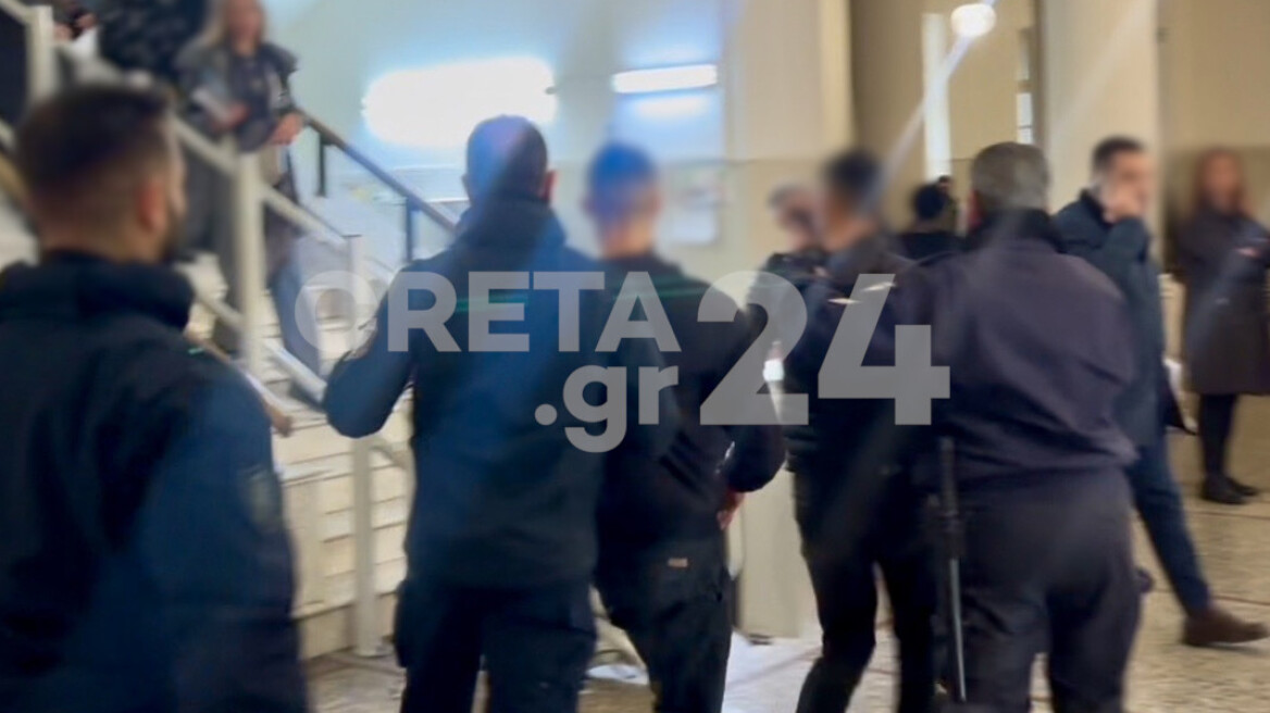 Ηράκλειο: Στον εισαγγελέα ο 19χρονος για το τροχαίο με εγκατάλειψη - Συγγενείς των τραυματιών έξω από τα δικαστήρια