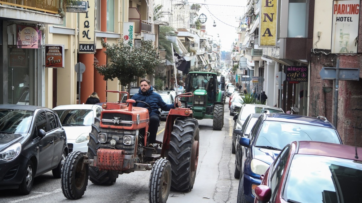 «Απόβαση» αγροτών στο κέντρο της Λαμίας – Ζήτησαν απαντήσεις από το Περιφερειακό Συμβούλιο