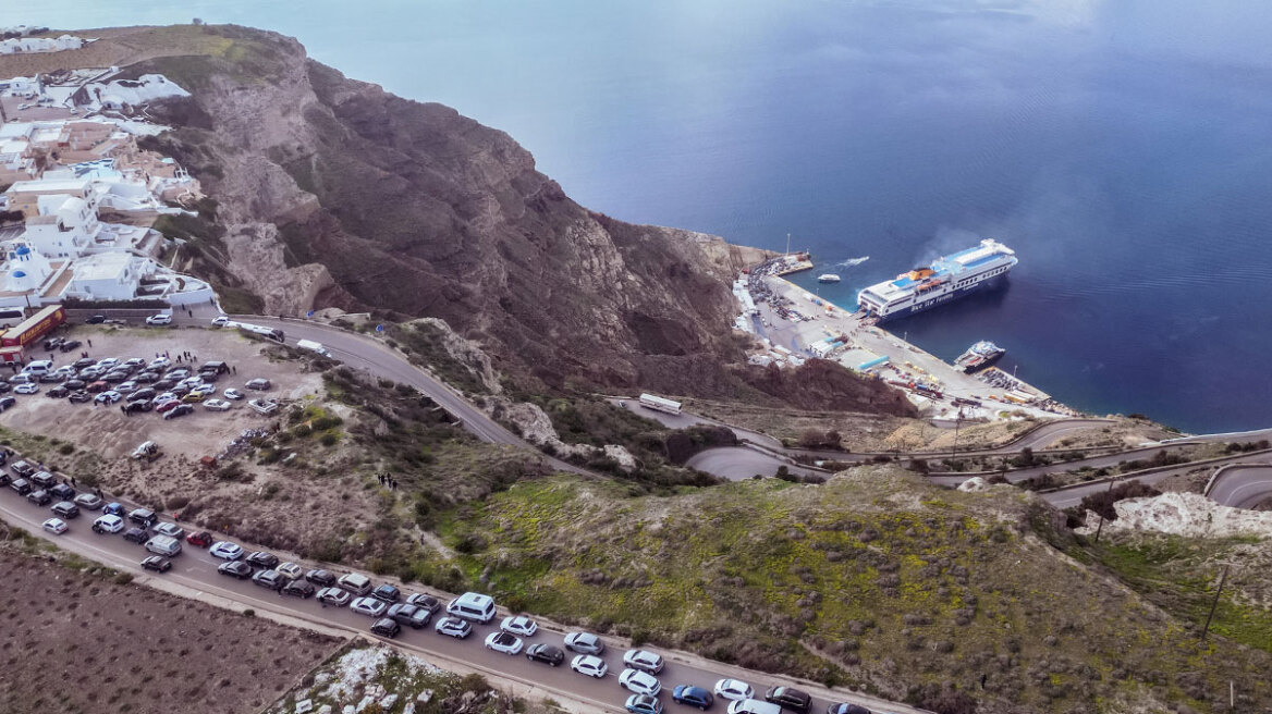 Εικόνες απόλυτου συνωστισμού στο λιμάνι της Σαντορίνης από το κύμα φυγής 