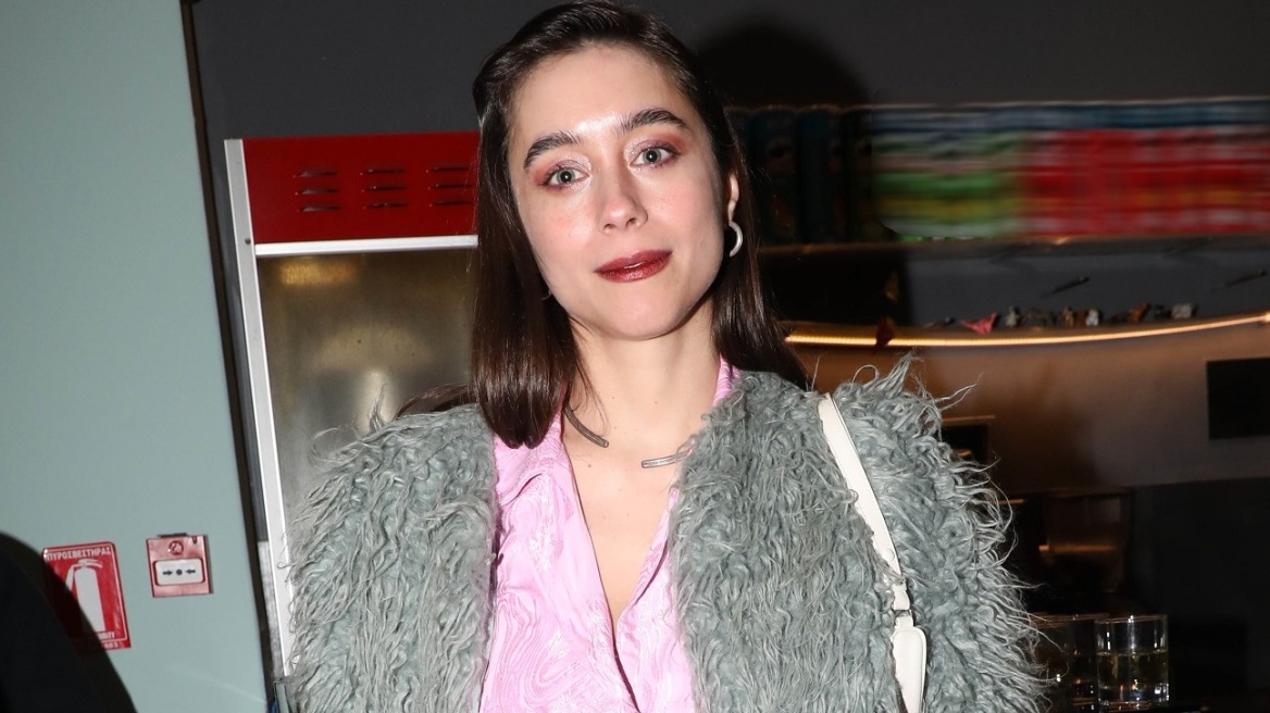 Τζωρτζίνα Λιώση: Με μίνι φούστα, λαμπερό καλσόν και mules σε θεατρική πρεμιέρα