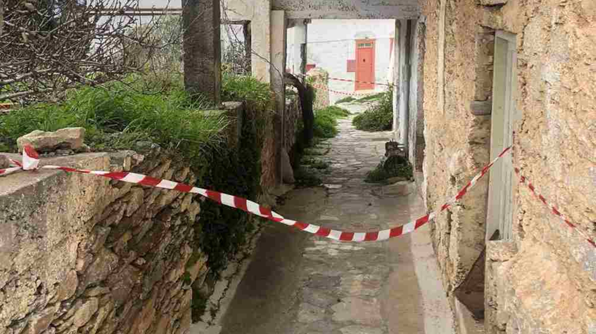 Ο Δήμος Αμοργού σφραγίζει σπίτια με κόκκινες κορδέλες εν μέσω σεισμών - Δείτε φωτογραφίες