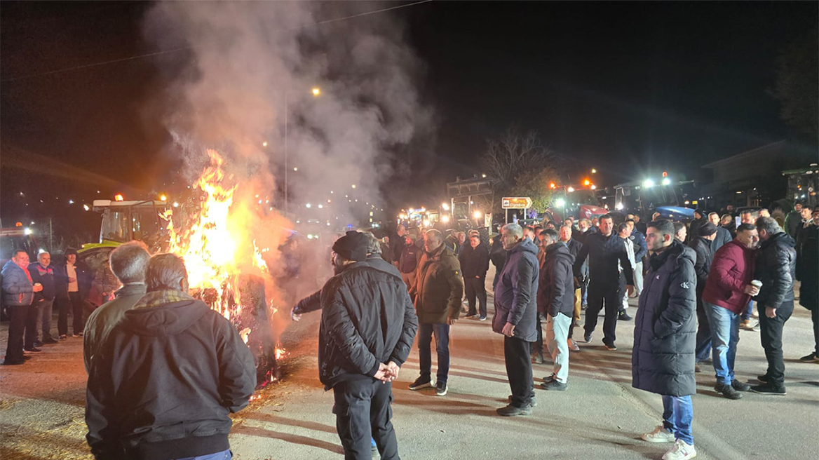 Λάρισα: Αγρότες του μπλόκου Γυρτώνης απέκλεισαν αιφνιδιαστικά την ΠΑΘΕ - Δείτε βίντεο και φωτογραφίες