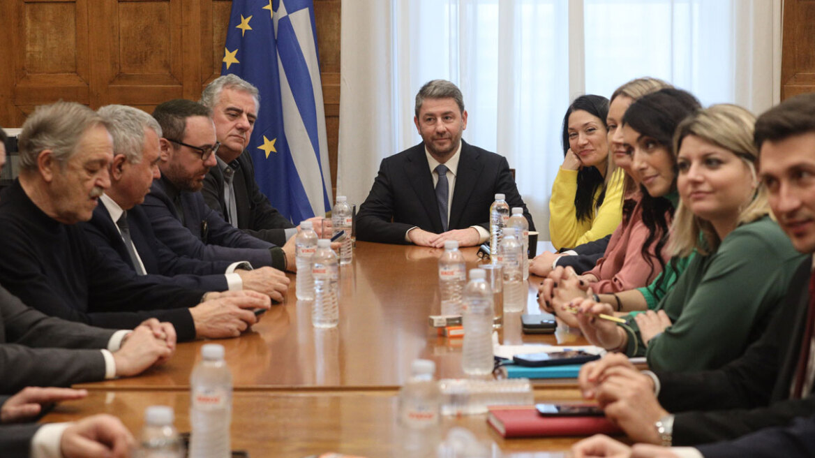 ΠΑΣΟΚ: Πόλεμο με τον ΣΥΡΙΖΑ ξεκινά ο Ανδρουλάκης - Τι είπε  σε έκτακτη συνεδρίαση της ΚΟ