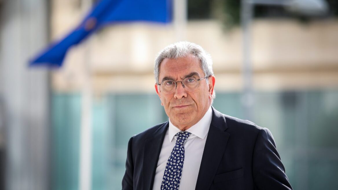 Άγνωστοι πέταξαν τρικάκια στο γραφείο του δικηγόρου Βασίλη Καπερνάρου, δείτε φωτογραφίες