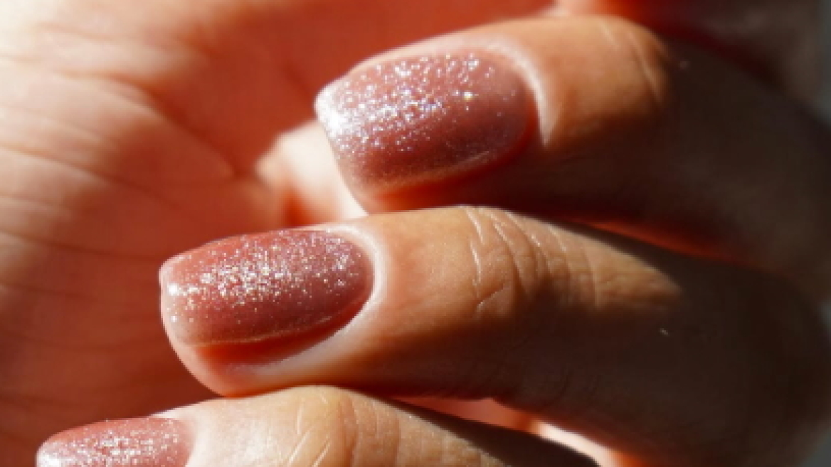 Το Pixie Dust μανικιούρ ήρθε για να αντικαταστήσει τα chrome nails