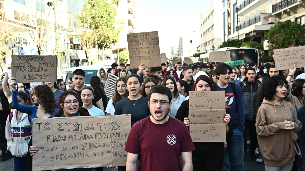 Τέμπη: Μαθητικές και φοιτητικές κινητοποιήσεις - Στις 12 διαδήλωση στα Προπύλαια