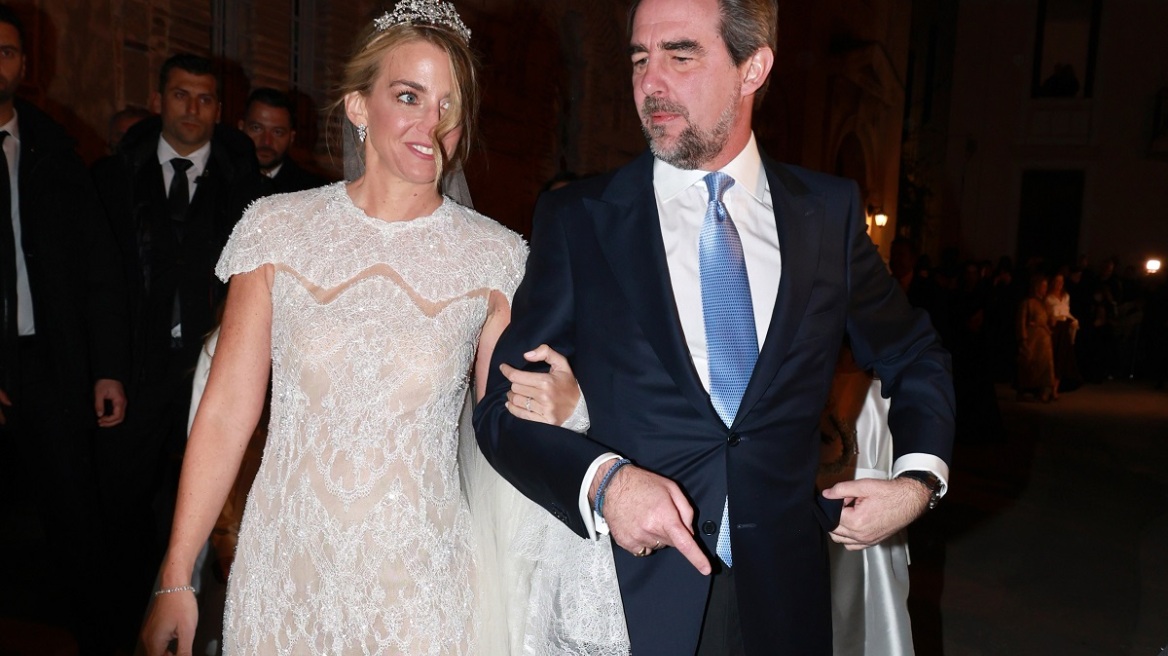 Με δαντελένιο column dress στον γάμο της η Χρυσή Βαρδινογιάννη