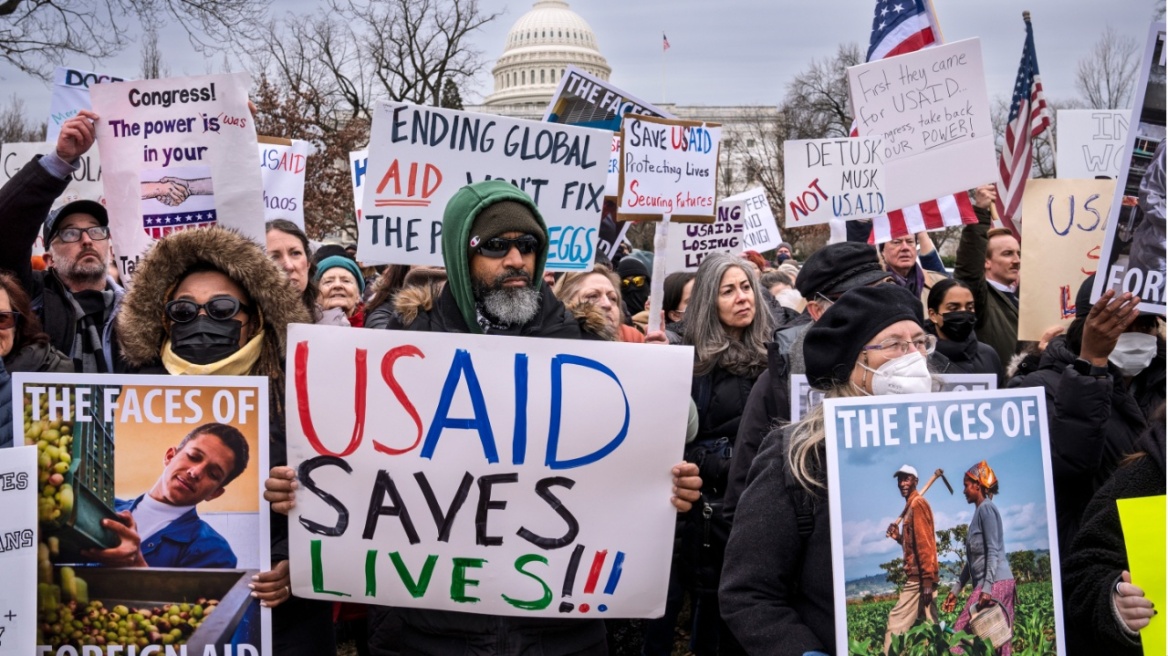 Η USAID απολύει ή θέτει σε διοικητική αργία σχεδόν όλους τους εργαζομένους της 