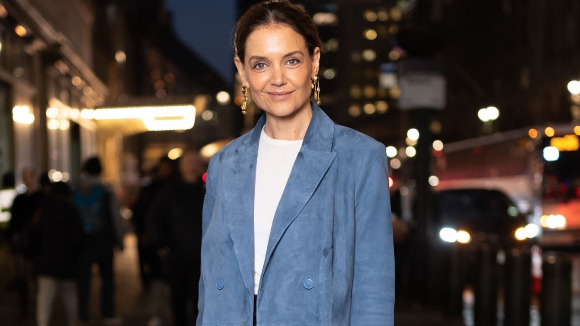 Η Kέιτι Χολμς συνδύασε μια μακριά slip skirt με pointed-toe μπότες