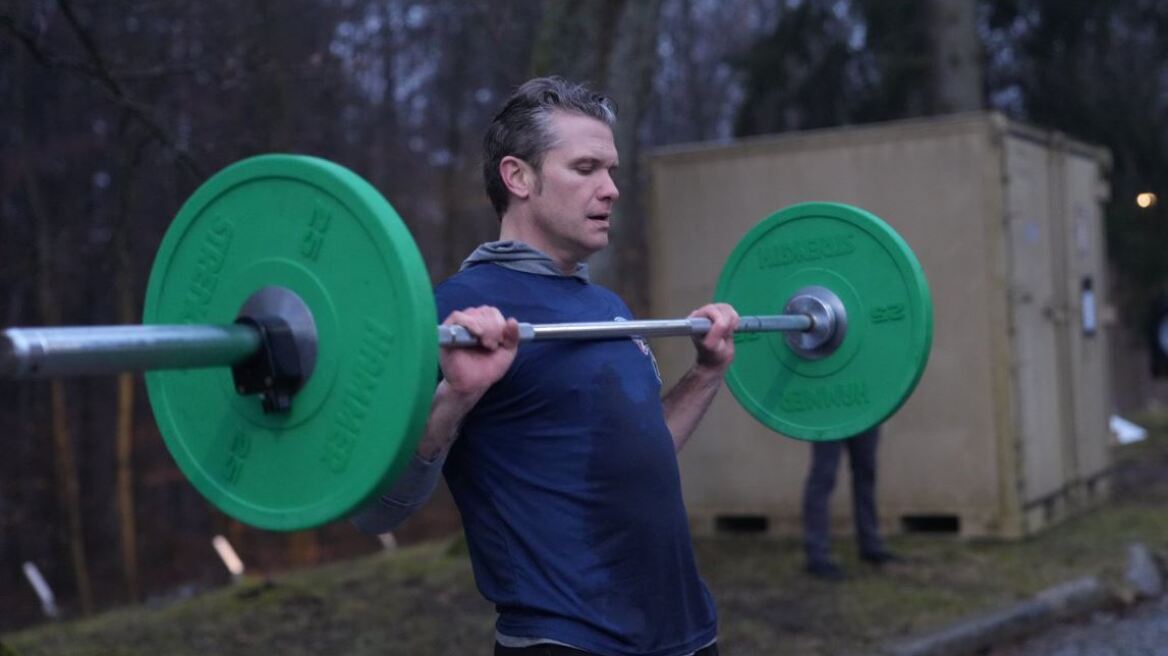 Ο υπουργός Άμυνας των ΗΠΑ γυμνάζεται με πεζοναύτες πριν από την πρώτη συνάντηση του ΝΑΤΟ - Δείτε φωτογραφίες