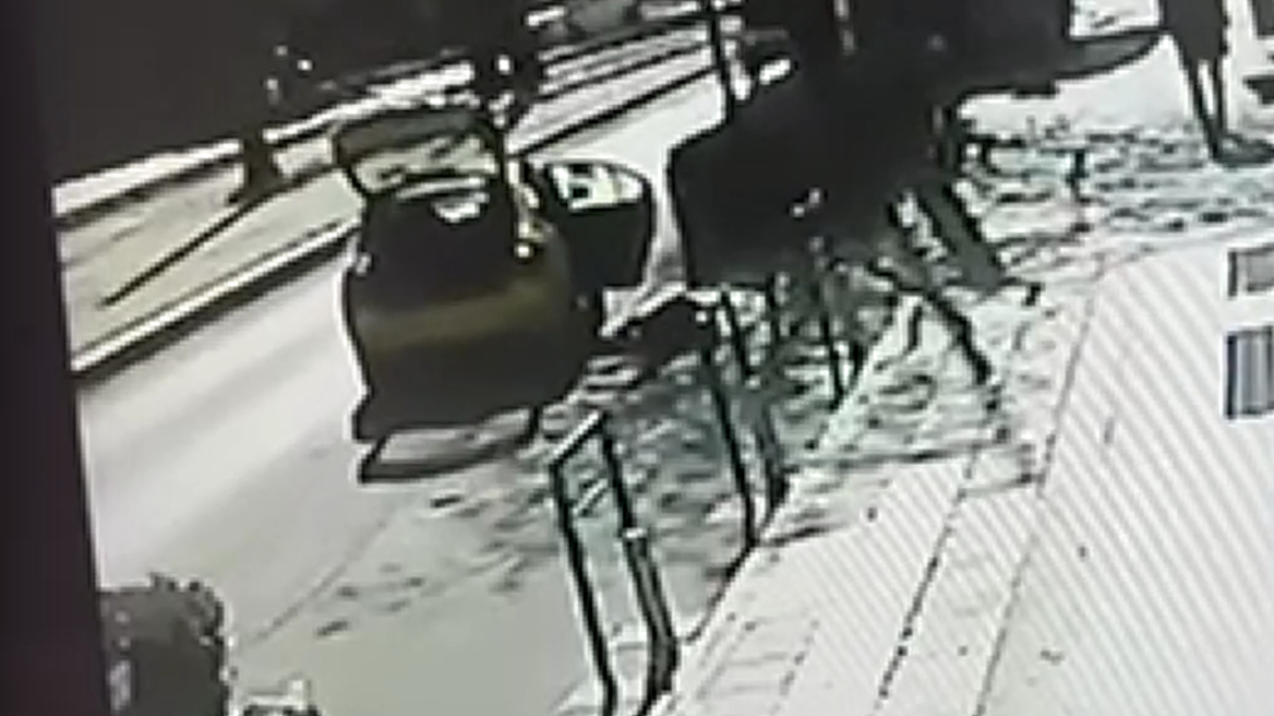 Βίντεο με τη δράση του οδηγού ταξί που έκλεβε τραπεζικές κάρτες - Η στιγμή που διαφεύγει ρίχνοντας κάτω ηλικιωμένη
