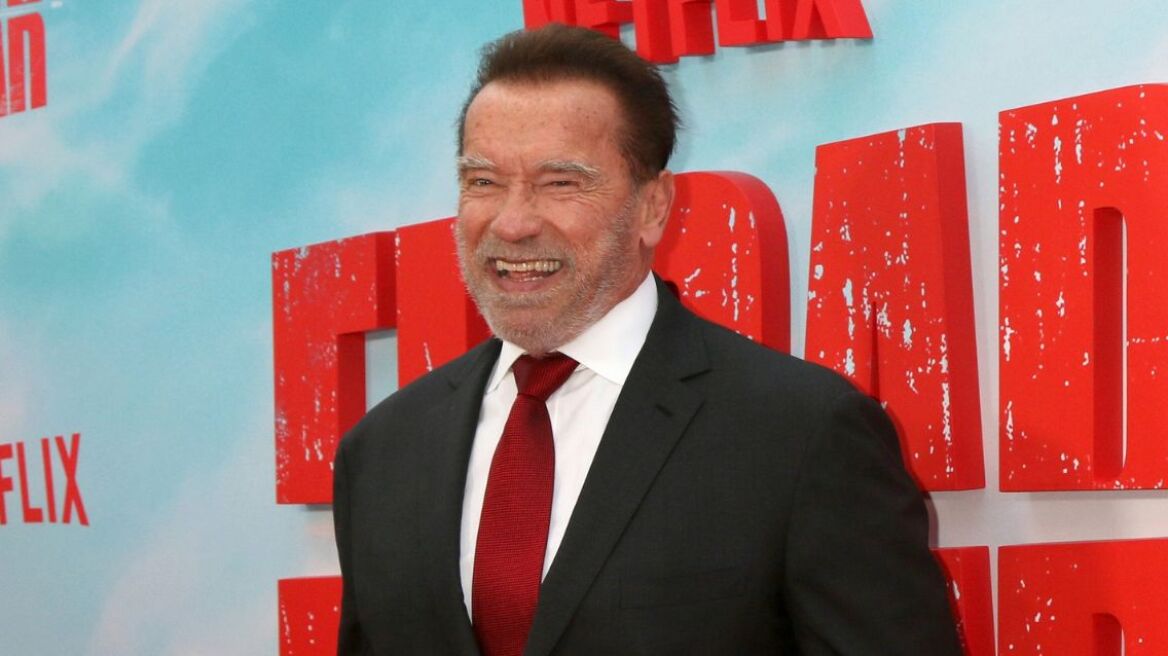 Άρνολντ Σβαρτσενέγκερ: Το χιουμοριστικό σχόλιο για τη γυμνή σκηνή του γιου του στο «White Lotus»