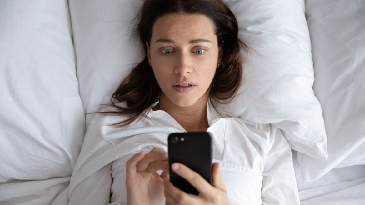 Doomscrolling και ενημέρωση - Τι γίνεται όταν οι ειδήσεις μας προκαλούν άγχος;