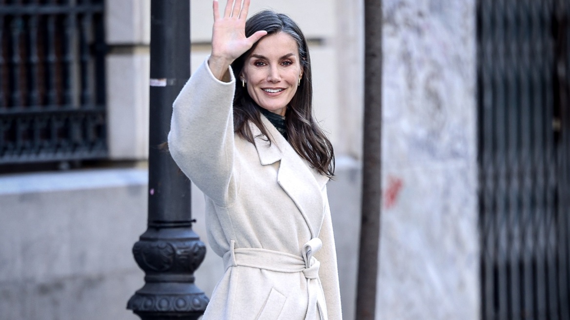 Η βασίλισσα Λετίσια συνδυάζει πλισέ φόρεμα με σουέτ μπότες