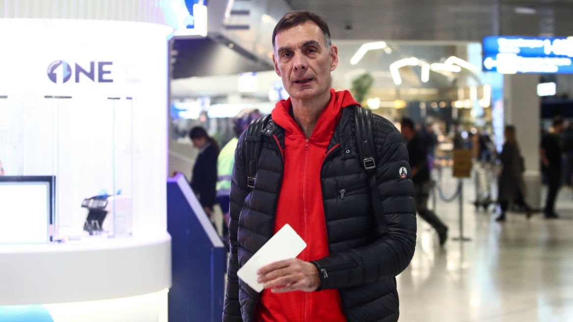 Ολυμπιακός: Επεισόδιο Μπαρτζώκα στο αεροδρόμιο με οπαδό που τον ειρωνεύτηκε 