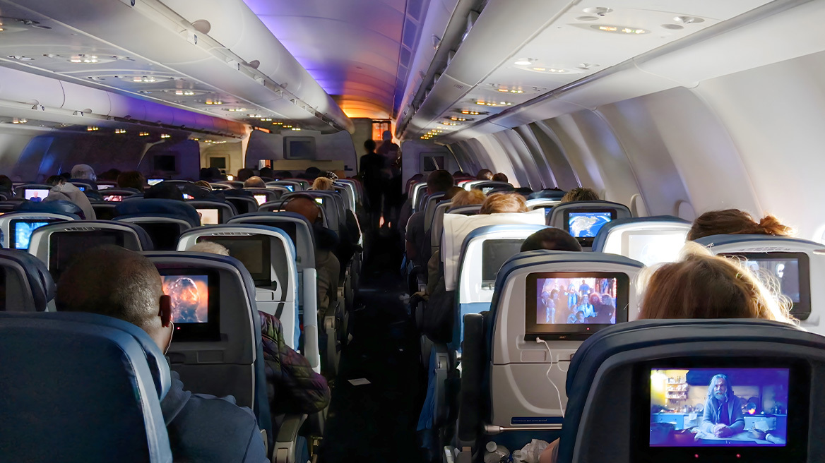 Η Ryanair χρέωσε επιβάτιδα για ένα παγούρι νερό επιπλέον 60 ευρώ