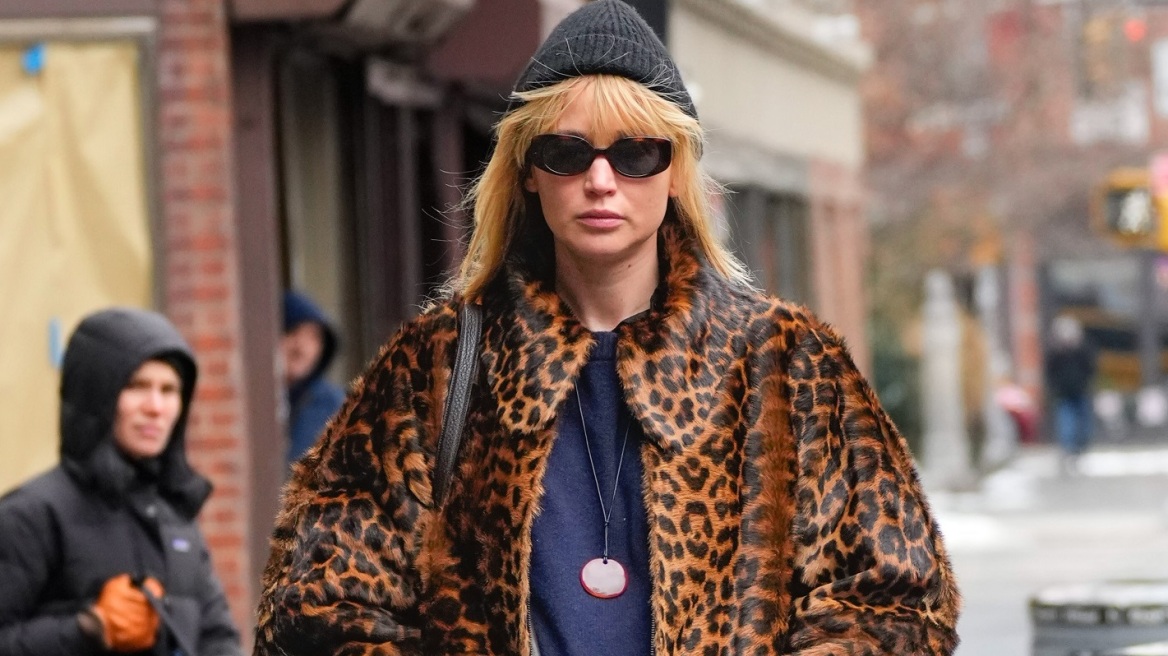 H Τζένιφερ Λόρενς συνδύασε τις αδιάβροχες μπότες της με το πιο δημοφιλές παλτό για τη σεζόν