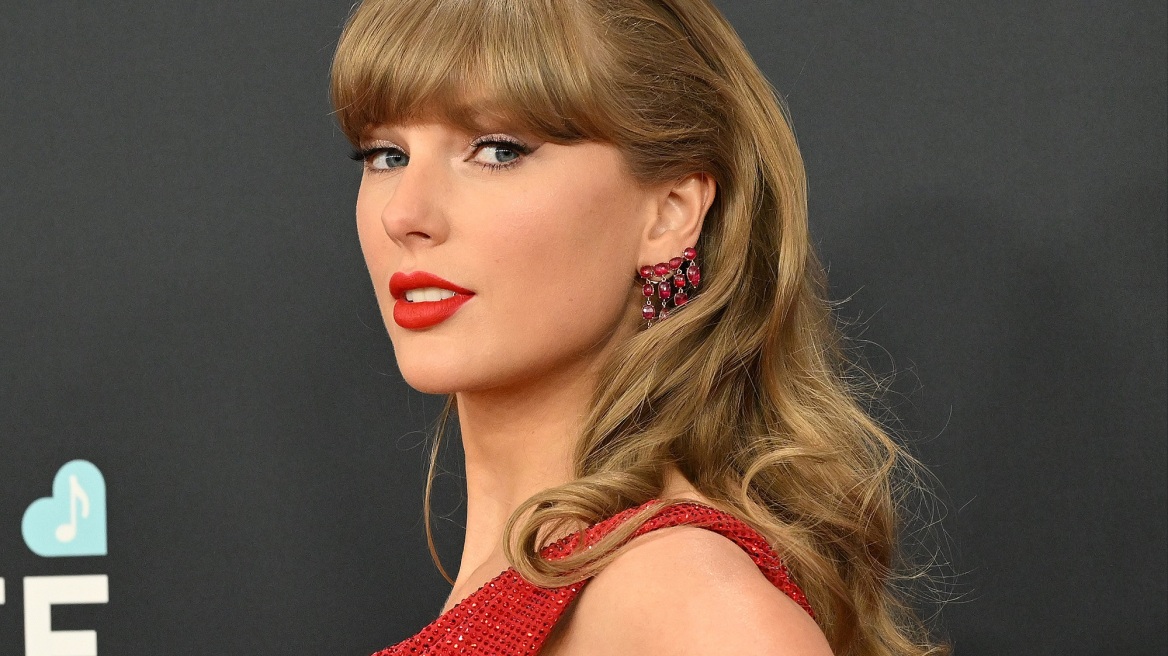 Η στιγμή που η Τέιλορ Σουίφτ δίνει φιλοδώρημα  στο προσωπικό των βραβείων Grammy (βίντεο)