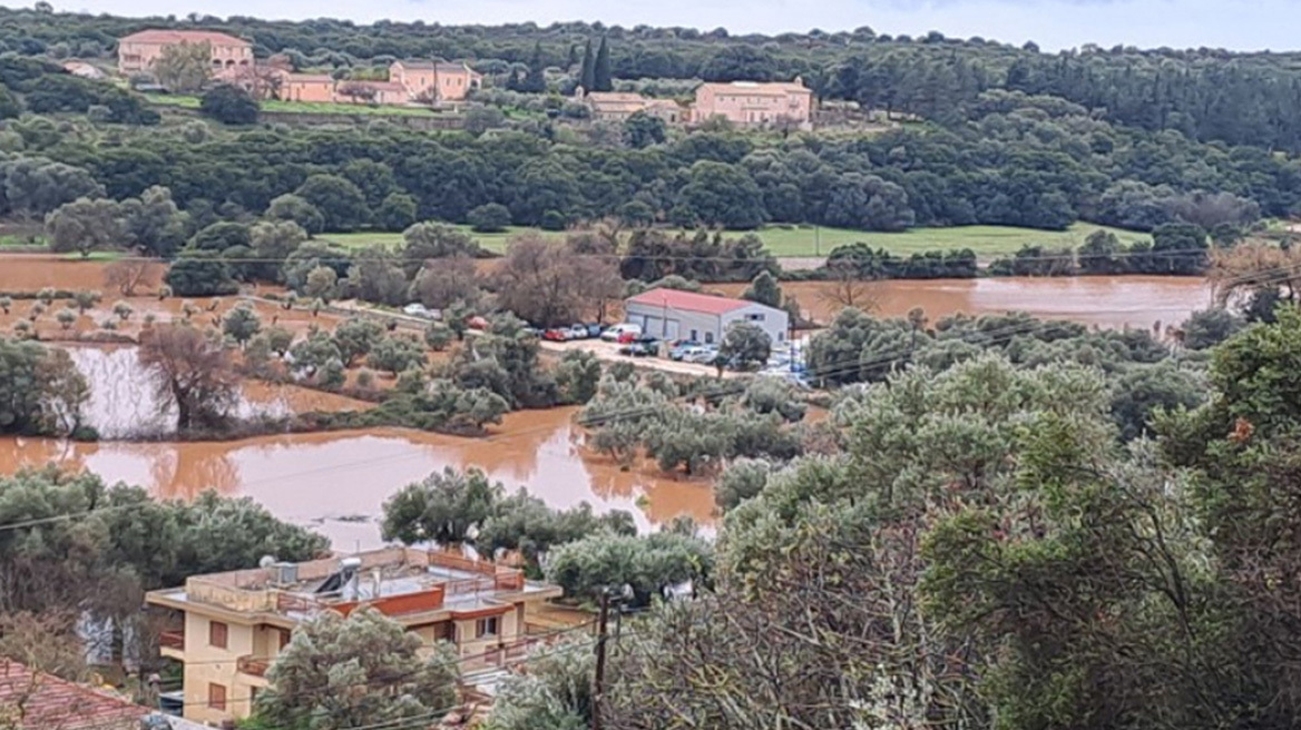 Πλημμύρες και κατολισθήσεις στην Κεφαλονιά από την κακοκαιρία - Ο δήμαρχος ζητά να κηρυχθεί σε κατάσταση έκτακτης ανάγκης στο Αργοστόλι