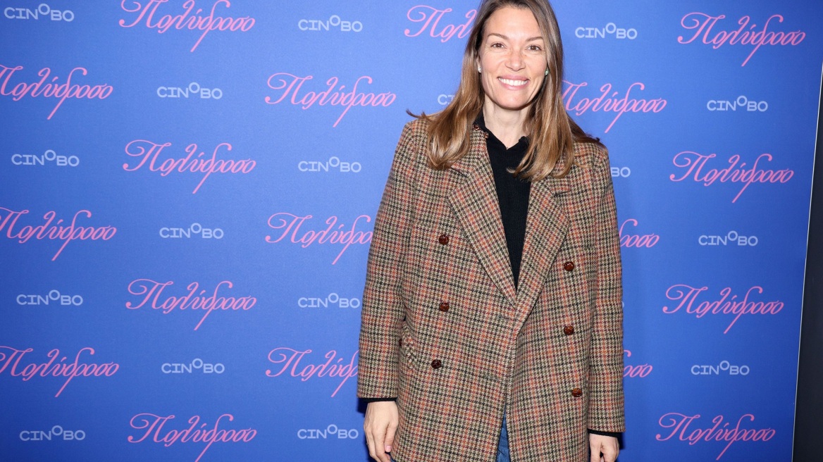 Η Βίκυ Καγιά μάς δείχνει πώς να συνδυάσουμε το blazer με denim παντελόνι