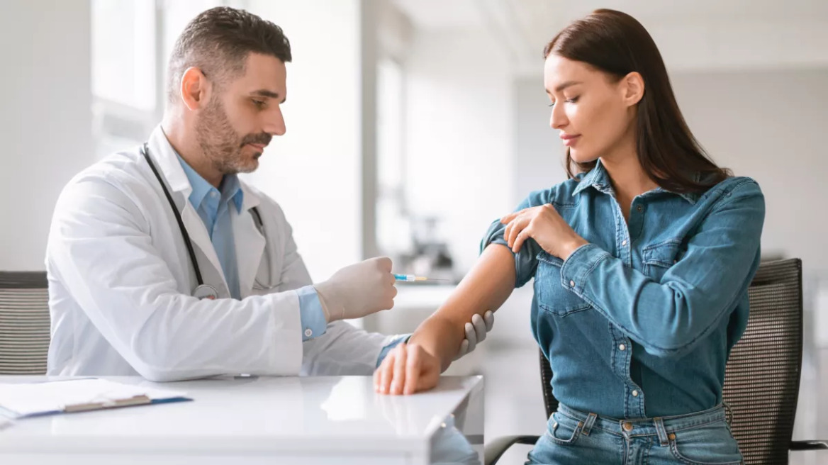 Φαρμακοποιός ή παιδίατρος: Ποιος κάνει τους εμβολιασμούς στους 18χρονους;