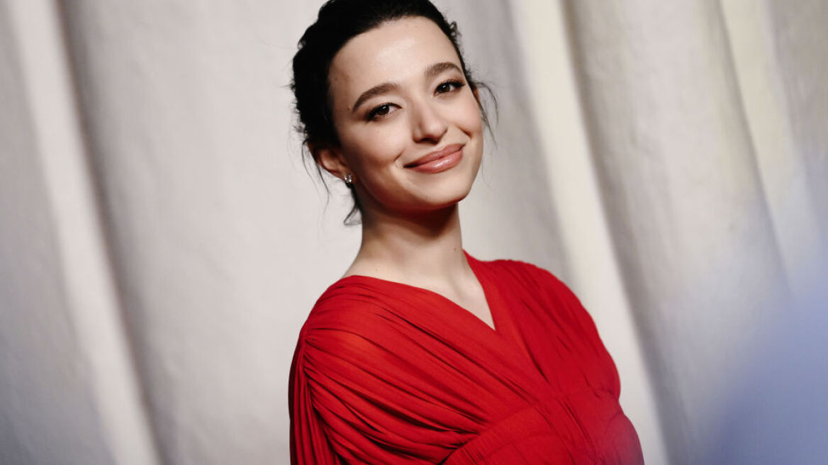 Η Μάικι Μάντισον μιλά για το πρώτο της φιλί: «Ήταν αηδιαστικό και καθόλου ρομαντικό»