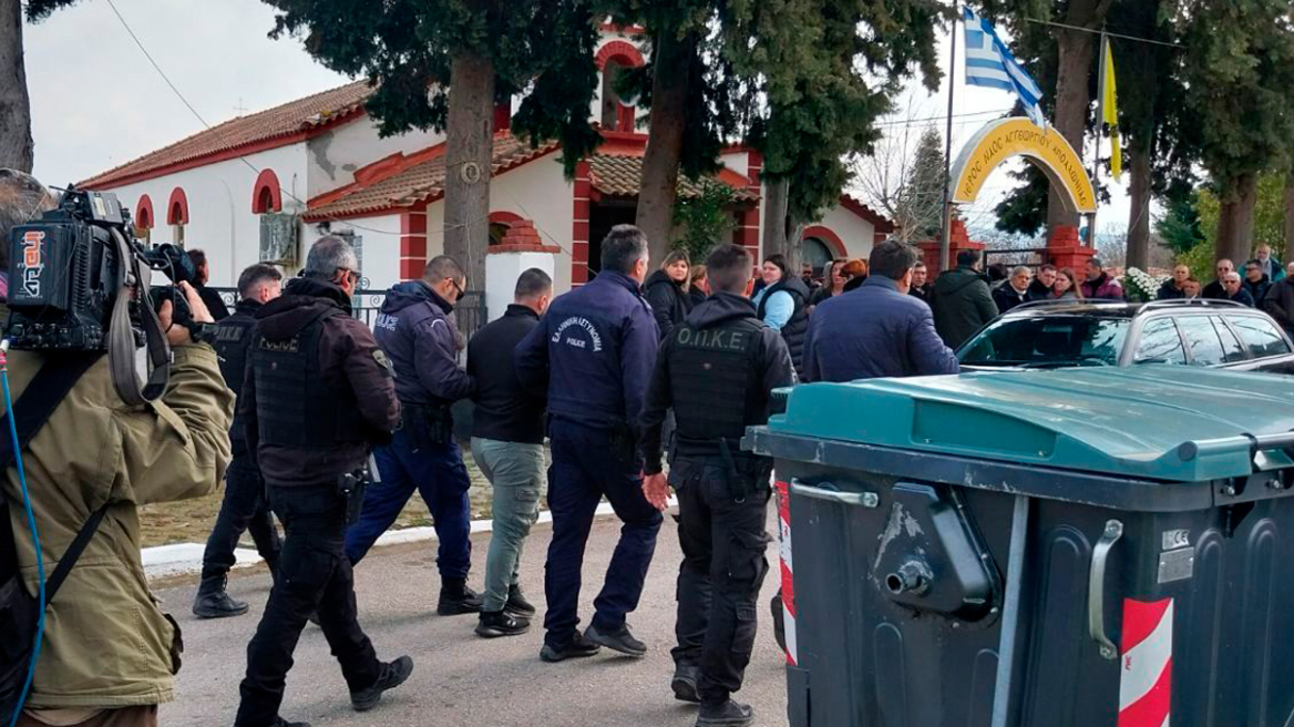 Σέρρες: Θλίψη στην κηδεία της 52χρονης που δολοφόνησε ο σύζυγός της – Φρουρούμενος ο γιος αποχαιρέτησε τη μητέρα του