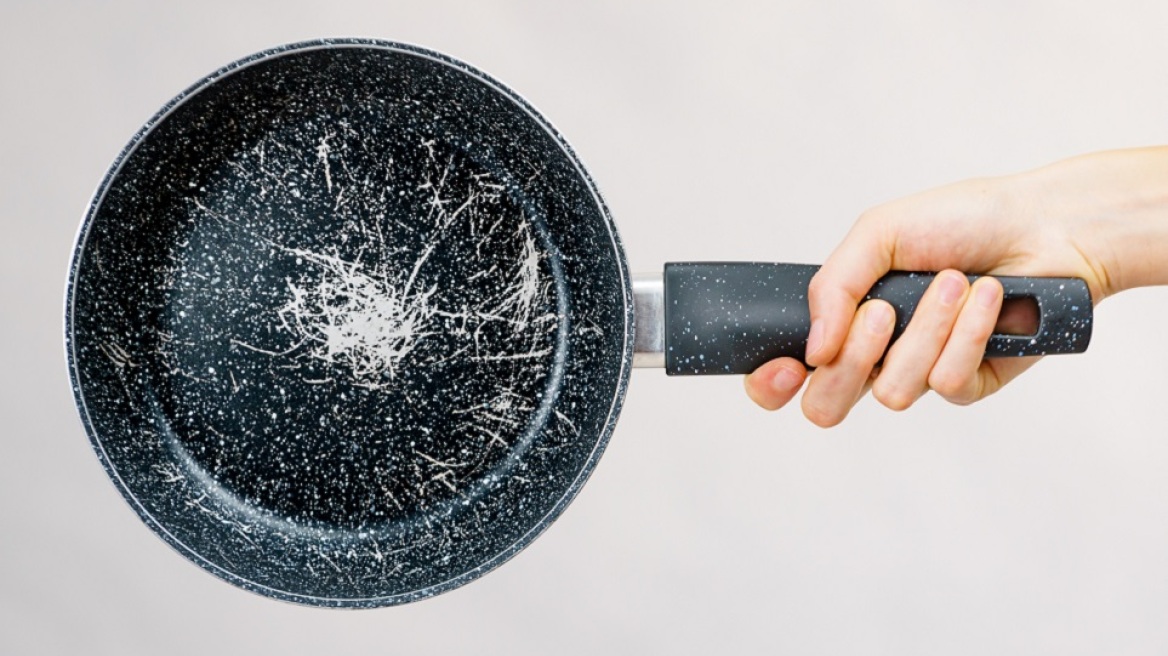 Oι γρατζουνιές στο τηγάνι απελευθερώνουν βλαβερές ουσίες – Πώς θα τις αντιμετωπίσετε