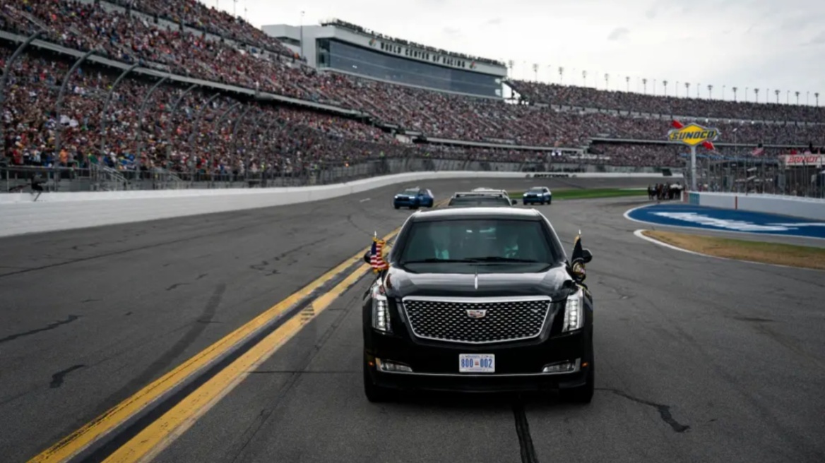 Βίντεο: Ο Τραμπ επέστρεψε στην Daytona 500 και έκανε ένα γύρο στην οβάλ πίστα με την προεδρική λιμουζίνα 